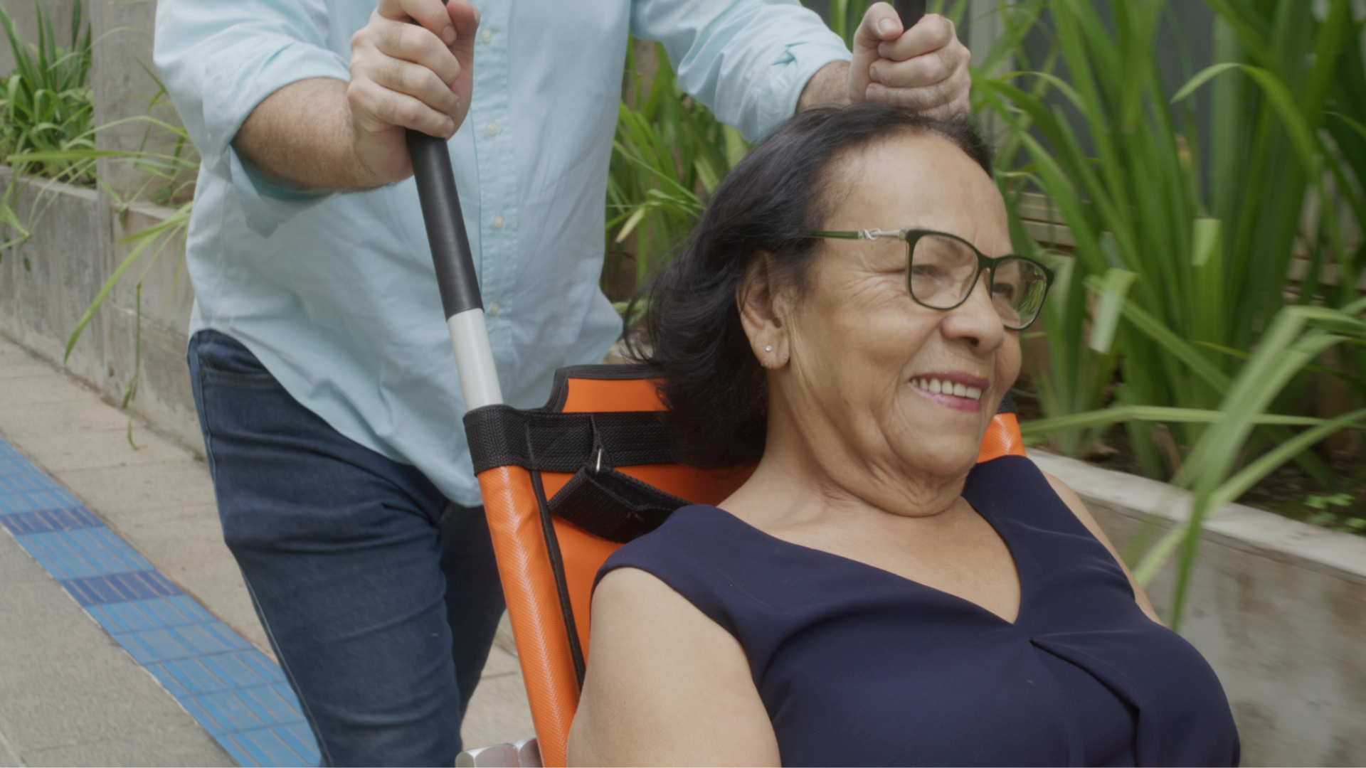 Veja os depoimentos que estamos recebendo 7 SENHORA SORRINDO SENTADA NA CADEIRA LINCE